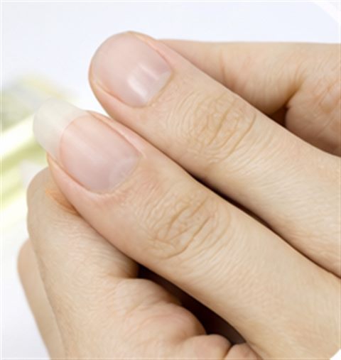 Cuidado de uñas en la mano de un adulto